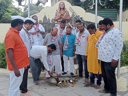 Even before the visit of the Guardian Minister, NCP workers performed Bhoomi Puja for the beautification of Char Martyr statue area in Solapur. | पालकमंत्र्यांच्या दौऱ्यापूर्वीच सोलापुरात राष्ट्रवादीच्या कार्यकर्त्यांनी केले चार हुतात्मा पुतळा परिसर सुभीकरणाचे भूमिपूजन