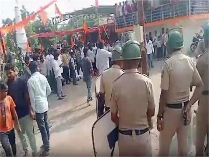 Strong impact of lathi charge, angry Maratha community took to the streets; Stone pelting again in Jalna | लाठीमाराचे तीव्र पडसाद, संतप्त मराठा समाज उतरला रस्त्यावर; जालनामध्ये पुन्हा दगडफेक