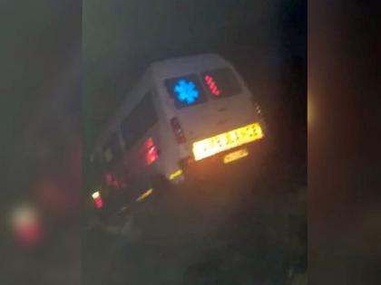 Government ambulance in pit due to drunk driver, disaster averted as there was no patient | मद्यधुंद चालकामुळे शासकीय रुग्णवाहिका खड्ड्यात 