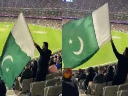 Ind Vs Pak T20 WC: ...and they want Kashmir! Pakistani trolled by Indian fans in melbourne Stadium... | Ind Vs Pak T20 WC: ...आणि यांना काश्मीर हवेय! पाकिस्तानीला भारतीय चाहत्यांनी भर स्टेडिअममध्ये ट्रोल केले...