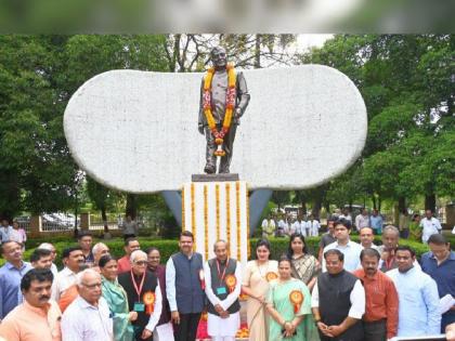 Dy CM Devendra Fadnavis pays tribute to Education Maharshi Dr. Panjabrao Deshmukh on his the death anniversary | शिक्षणमहर्षी डॉ. पंजाबराव देशमुख यांच्या पुण्यतिथीनिमित्त उपमुख्यमंत्र्यांचे अभिवादन