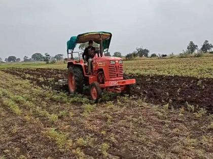 Unseasonal rains and hail caused heavy damage to the gram crop | गारांनी झोपला, धुक्याने जळाला; शेतकऱ्याने १० एकर हरभऱ्यावर नांगर फिरविला! 