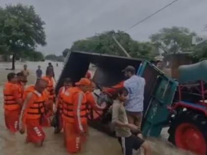 flood situation rajasthan 8 districts army sdrf ndrf engaged relief rescue work | Video - राजस्थानमध्ये पुराचे थैमान; बचावकार्यासाठी येणाऱ्या NDRF जवानांच्या गाडीचा अपघात flood situation rajasthan 8 districts army sdrf ndrf engaged relief rescue work | Video - राजस्थानमध्ये पुराचे थैमान; बचावकार्यासाठी येणाऱ्या NDRF जवानांच्या गाडीचा अपघात