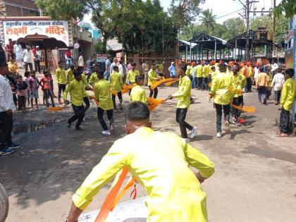 Farewell started in Solapur with Lodhi Samaj procession of Lashkar Madhyavarti | लष्कर मध्यवर्तीच्या लोधी समाज मिरवणुकीने सोलापुरात निरोपाला सुरुवात