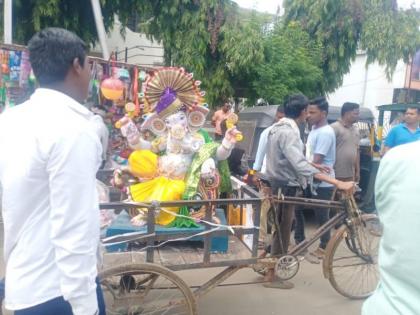 Since morning, the streets of Akela, Washim and Buldhana districts were filled with people to bring home-made Ganesha | लाडक्या बाप्पाचे हर्षाेल्हासात आगमन..सर्वत्र गणपती बाप्पा माेरयाचा जय जयकार, ढाेल,ताशे, गुलालाची उधळण