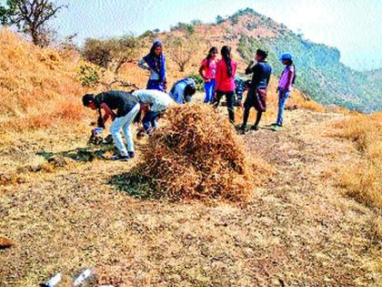 Shramdan students from the castle Narayangad | किल्ले नारायणगडावर विद्यार्थ्यांकडून श्रमदान