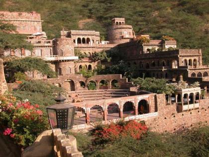 Visit Neemrana fort in Rajasthan | प्री-वेडिंग शूट आणि रोमॅंटिक डिनरसाठी बेस्ट डेस्टिनेशन नीमराना किल्ला!