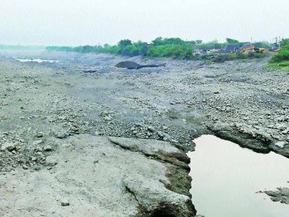 Neera River deserves dry, water released | नीरा नदीचे पात्र कोरडे, पाणी सोडण्याची मागणी