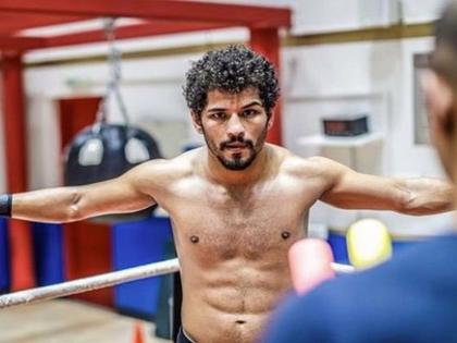  Star Boxer Neeraj seriously injured in a serious accident | स्टार बॉक्सर नीरज गोयत अपघातामध्ये गंभीर जखमी