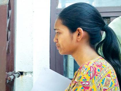 Five minutes late, the student missed the 'neet'; cry : Entry not granted despite request | पाच मिनिटे लेट झाली, विद्यार्थिनी ‘नीट’लाच मुकली; हुंदके आवरेना : विनंती करूनही दिला नाही प्रवेश