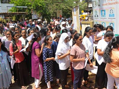 Students and parents crowd for 'NEET' exam; 7 thousand 182 students in Kolhapur district | 'नीट' परीक्षेसाठी विद्यार्थ्यांसोबत पालकांचीही गर्दी; कोल्हापूर जिल्ह्यात ७ हजार १८२ विद्यार्थी