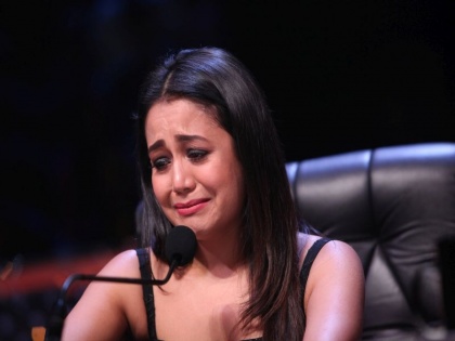 Neha Kakkar can't stop crying after watching Ankush performance in Indian Idol 10 | इंडियन आयडल 10 या कार्यक्रमात या कारणामुळे नेहा कक्कडला आवरले नाहीत तिचे अश्रू
