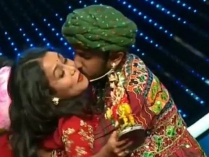 indian idol 11 vishal dadlani reply on man forcibly kissing neha kakkar | Indian Idol 11: नेहा कक्करला स्पर्धकाने बळजबरीने किस केले तेव्हा परीक्षकांनी का घेतली बघ्याची भूमिका?