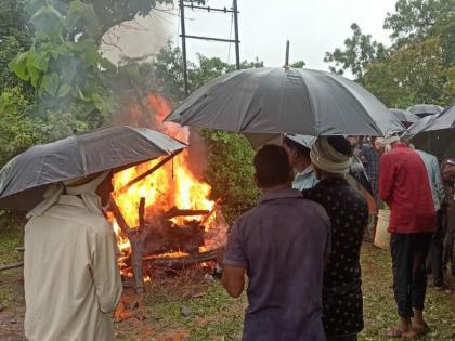 As there is no cemetery in the village of Shendoorjana Aadhav, the villagers have to perform the funeral rites in the open. | नशिबी असे कसे हे मरण; स्मशानभूमीअभावी पाऊसपाण्याने अर्ध्यावरती विझले सरण