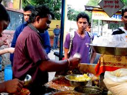 After repeated action, the encroachment of the food stall remained nearer to the garden | वारंवार कारवाई करुनही नेहरु उद्यानाजवळ खाद्यपदार्थ स्टॉलचे अतिक्रमण कायम