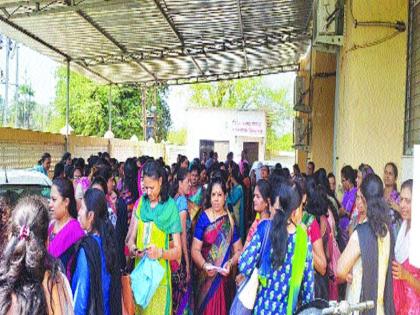 Teachers angry at the protest against online transfers | ऑनलाइन बदल्यांच्या निषेधार्थ शिक्षक नाराज