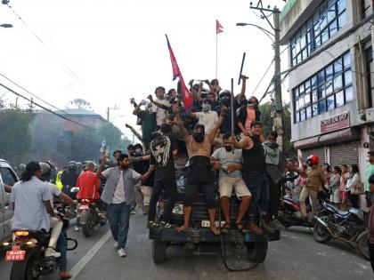 Indian bus attacked in Nepal, passengers robbed, tourists brought back by plane | नेपाळमध्ये भारतीय बसवर हल्ला, प्रवाशांना लुटले, पर्यटकांना विमानाने परत आणले