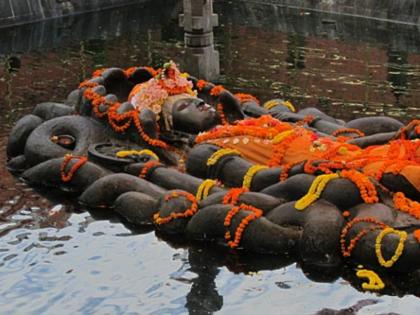 budhanilkantha temple in Nepal famous for its story about curse of king family can not worship | राजघराण्यातील कुणीही या प्राचीन मंदिरात पुजा केली तर होऊ शकतो मृत्यू, आहे भयानक शाप!