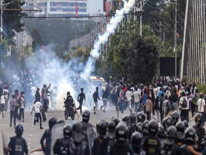 Video: Protests in Nepal flare up further; Security forces attacked after ministers' houses were burnt | Video : नेपाळमधील आंदोलन आणखी पेटलं; मंत्र्यांची घरं जाळल्यानंतर लोकांचा सुरक्षा दलांवर हल्ला Video: Protests in Nepal flare up further; Security forces attacked after ministers' houses were burnt | Video : नेपाळमधील आंदोलन आणखी पेटलं; मंत्र्यांची घरं जाळल्यानंतर लोकांचा सुरक्षा दलांवर हल्ला