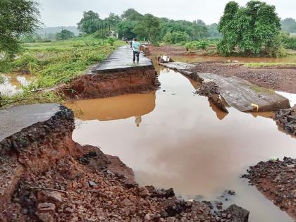 The saffron-bead carried the road | नेरळ-माले रस्ता गेला वाहून; प्रवाशांचे हाल