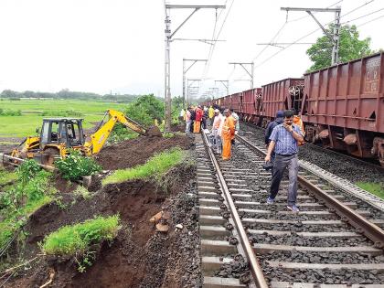 Nerl-Shellu Railroad Repair work on the battlefield | नेरळ-शेलू रेल्वेमार्ग दुरुस्तीचे काम युद्धपातळीवर