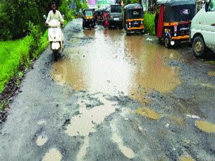 Road sidewalk near Neral bus station | नेरळ बसस्थानकाजवळ रस्त्याची चाळण, रस्त्यावर बनले तळे