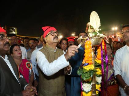 vesava koli seafood festival in mumbai | वेसावा कोळी सी फूड फेस्टिव्हलला दिमाखात सुरूवात, खासदार गजानन कीर्तिकर यांच्या हस्ते झालं उद्धाटन