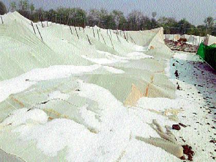 Soil extract from farmers | शेतक-यांच्या तोंडचा घास मातीत