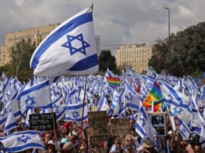 protest outside prime minister netanyahu house as anger increases amid war | गाझावरील हल्ल्यामुळे संतप्त झालेल्या लोकांची पंतप्रधान नेतन्याहू यांच्या घराबाहेर निदर्शने