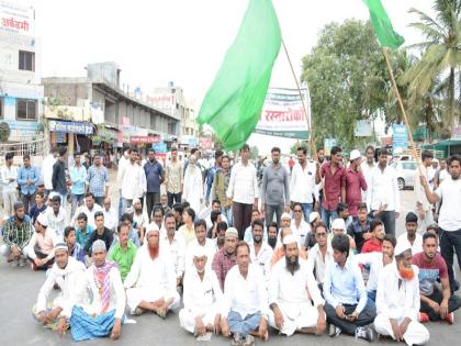 Rastaroko, a Muslim community for reservation, at Nevha Phata | आरक्षणासाठी मुस्लिम समाजाचा नेवासा फाटा येथे रास्तारोको