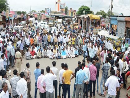 In order to cancel the transfer of Tahsildar, | तहसीलदारांची बदली रद्द करण्यासाठी नेवासा शहरात रास्तारोको