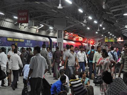 11 fake ttes were caught doing duty in new delhi railway station | दिल्लीच्या रेल्वे स्टेशनवरून 11 तोतया टीटीईंना अटक; 15 दिवस ड्युटी, कोणालाच थांगपत्ता नाही