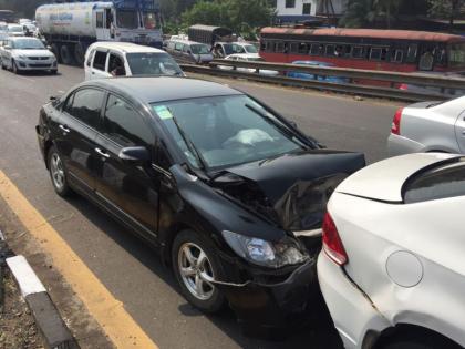 Strange accidents on Sion-Panvel highway, 10 trains collided with each other | सायन-पनवेल महामार्गावर विचित्र अपघात, 10 गाड्या आदळल्या एकमेकांवर 