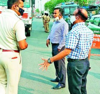 Municipal Commissioner Radhakrishnan b. On the streets | मनपा आयुक्त राधाकृष्णन बी.  रस्त्यावर, नागरिकांची घेतली झडती 