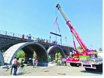 For the first time, the presence of bridge engineers in Lithi Arch method in Asia: the creation of a steelless bridge in Koregaon; Starting the construction work on the Tiganga river | आशिया खंडात प्रथमच लिथली आर्च पद्धतीने पूल अभियंत्यांची उपस्थिती : कोरेगावात स्टील विरहित पुलाची निर्मिती; तीळगंगा नदीवर उभारणीचे काम सुरू