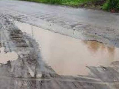 Question marks on potholes in cement roads Filling of road potholes has started in Ulhasnagar |  सिमेंट रस्त्यातील खड्ड्यांवर प्रश्नचिन्हे; उल्हासनगरात रस्त्यातील खड्डे भरण्याला सुरवात