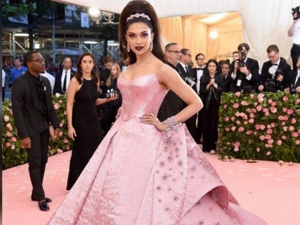 Deepika Padukone is a Disney princess in pink for Met Gala 2019 | Met Gala 2019मध्ये दीपिका पादुकोणचा जलवा, डिज्नी प्रिन्सेस लूकमध्ये सगळ्यांना केले घायाळ!!