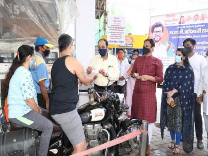 Shiv Sena distributes petrol diesel free in dahisar on Aditya Thackerays birthday | दहिसरमध्ये शिवसेनेकडून पेट्रोल, डिझेलचं मोफत वाटप; वाहन चालकांना सुखद धक्का