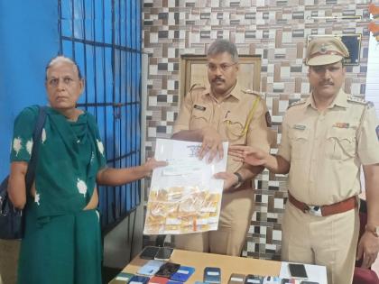 jewels worth lakhs were recovered by the police 20 stolen mobile phones were also given to citizens | तृतीयपंथीचे लाखोंचे दागिने पोलिसांनी केले परत; चोरीचे २० मोबाईलही दिले नागरिकांना