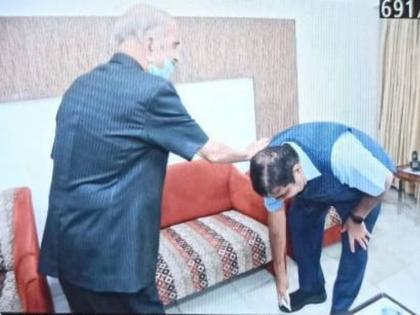 nitin Gadkari bows to former Shiv Sena chief minister manohar joshi | नितीन गडकरींचा शिवसेनेच्या माजी मुख्यमंत्र्यांना वाकून नमस्कार; जोशी सरांची घेतली सदिच्छा भेट