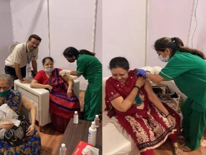 mns chief Raj Thackerays mother and sister took the corona vaccine in mumbai | राज ठाकरेंच्या मातोश्री आणि बहिणीने घेतली कोरोनाची लस; शर्मिला ठाकरेंचीही उपस्थिती