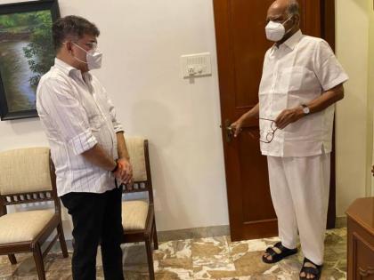 jitendra awhad tweet meet with sharad pawar and tells the incident about tata cancer hospital mhada room | शरद पवारांसोबत अचानक झालेल्या भेटीत आव्हाड म्हणाले साहेब चाव्या तयार आहेत, पवार म्हणाले मग उशीर कशाला?