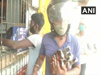 UP: दारुची दुकानं उघडल्यानंतर काय झालं तुम्हीच पाहा...लांबच लांब रांगा अन् लुटालूट!