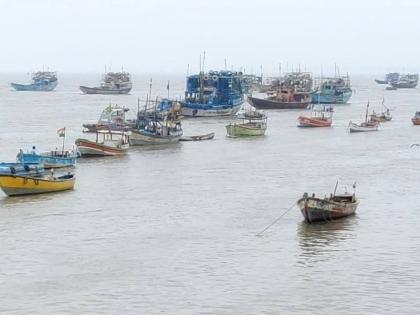 Danger notice on Bhayander's Uttan coast with the possibility of Toutke storm on Monday | तौत्के वादळ सोमवारी धडकण्याच्या शक्यतेने भाईंदरच्या उत्तन किनारपट्टीवर धोक्याची सूचना 