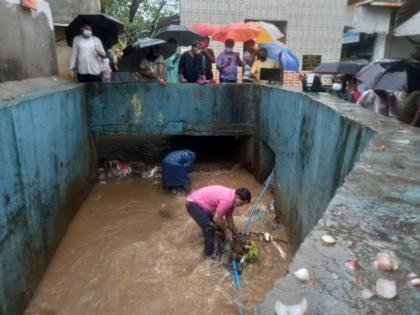 Former Mumbai corporator cleans garbage from gutter videos goes viral | मुंबईत माजी नगरसेवकाने चक्क नाल्यात उतरून काढला कचरा, VIDEO होतोय व्हायरल