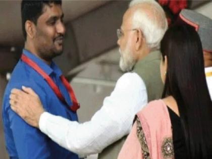 pm narendra modis interpreter irfan arrested by up ats on accused of conversion | मोदींनी पाठीवर कौतुकाची थाप दिलेला 'तो' धर्मांतरण प्रकरणात अटकेत; महाराष्ट्राशी थेट कनेक्शन