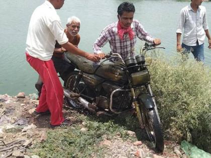 rajasthan tonk 15 bike scooters stolen for smack addiction vehicles thrown in lake | बाबो! तलाव आहे की भंगार दुकान? एकापोठापाठ एक १० दुचाकी निघाल्या; चकीत झालेले पोलीस बघतच बसले