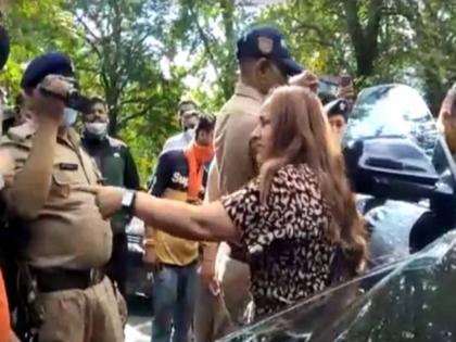 tourists tried to scuffled with woman police sub inspector in nainital over black film issue | VIDEO: तुमची लायकी नाही, सगळ्यांची वर्दी उतरवेन; ६ कोटींच्या कारमधून उतरलेल्या महिलेची पोलिसांशी हुज्जत