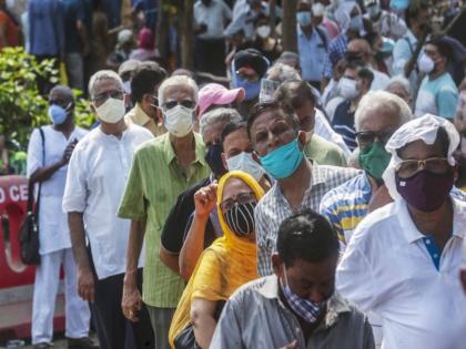 Corona Vaccination No tokens at 10 o'clock even after standing at queue from 3 am | Corona Vaccination: कोरोना लसीकरणासाठी पहाटे 3 वाजल्यापासून रांग; 10 वाजले तरी टोकन मिळेना !