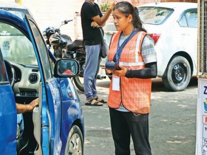 She sells parking tickets with boxing gloves | बाॅक्सिंग ग्लाेव्हज साेडून ती विकतेय पार्किंगची तिकिटे; कुटुंबासाठी धडपड